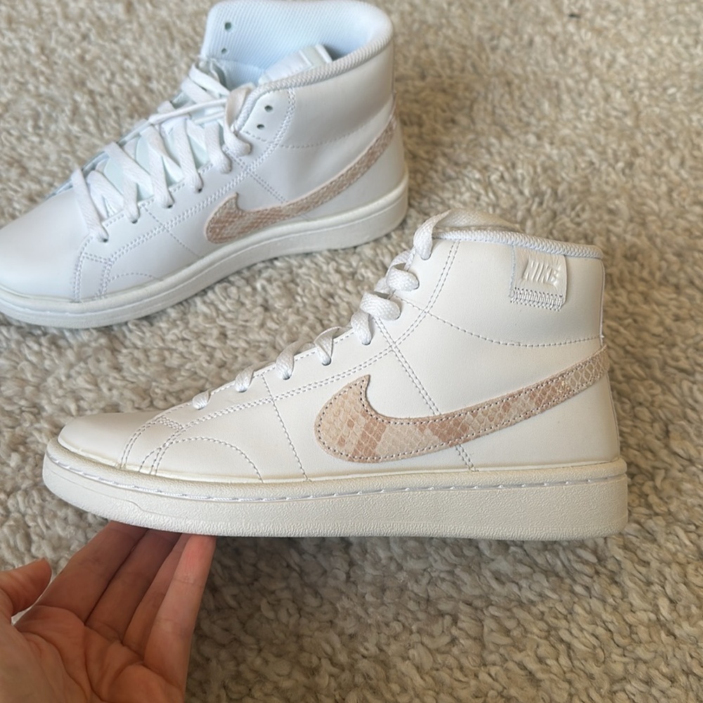 NWT Nike women court royale 2 mid size 6.5